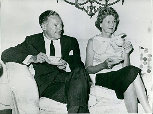 Реколта снимка на Хенри Кэбота Лоджа-младши, седнал с жена на дивана.